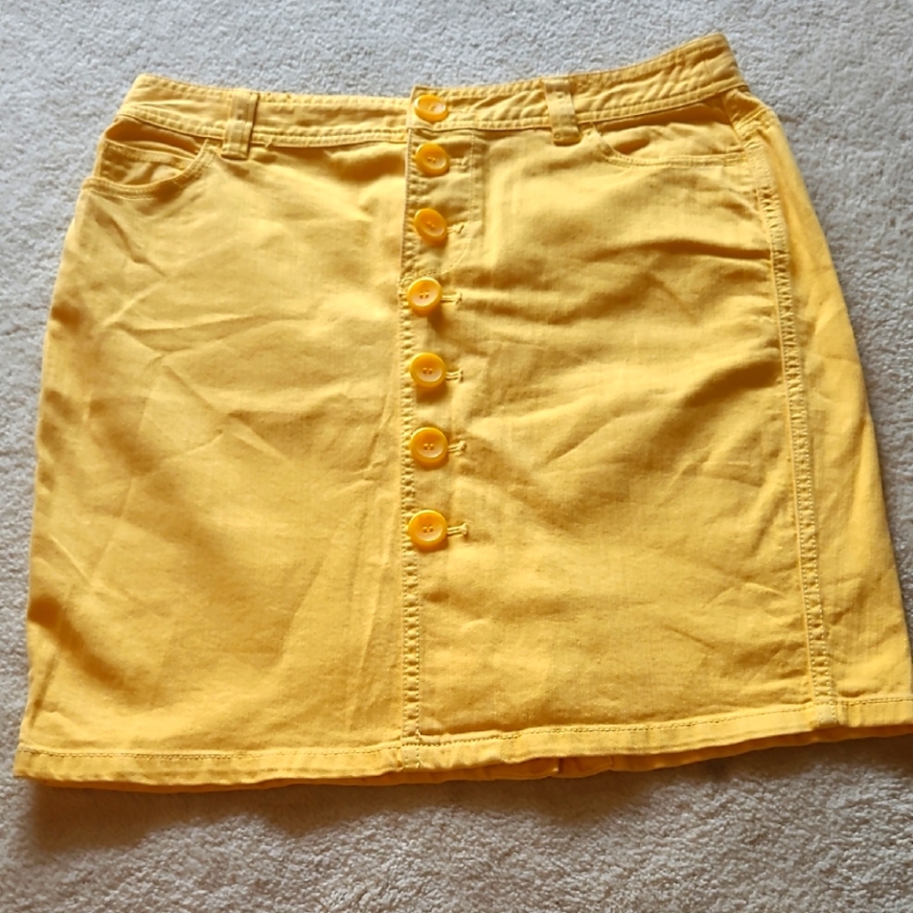Caslon Size 4 Yellow Skirt With Button Front